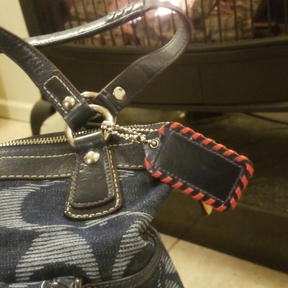 15x15 just like new Coach purse - Picture 4 of 7